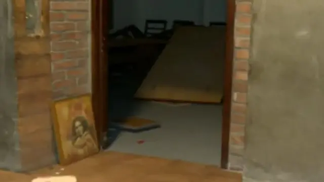 ছায়ানট ভবনে ভাঙচুরের পর পড়ে আছে কাজী নজরুলের ছবি