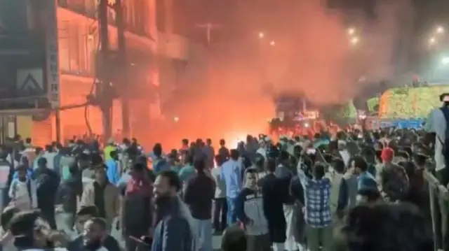 প্রথম আলো অফিসের সামনে দৃশ্য