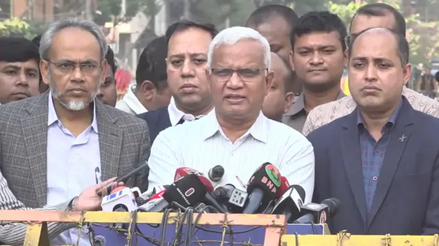 খালেদা জিয়ার শারীরিক অবস্থা নিয়ে সাংবাদিকদের জানান বিএনপির স্থায়ী কমিটির সদস্য ডা. এ. জেড. এম. জাহিদ হোসেন