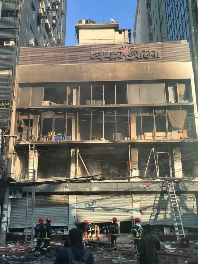 সকালে ফায়ার সার্ভিসের কর্মীরা ভবনের বিভিন্ন তলায় নির্বাপনের কাজ চালিয়ে যাচ্ছিলেন