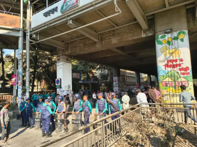 বাংলাদেশ মেডিক্যাল বিশ্ববিদ্যালয়ের দিকটায় পুলিশের উপস্থিতি ছিল।