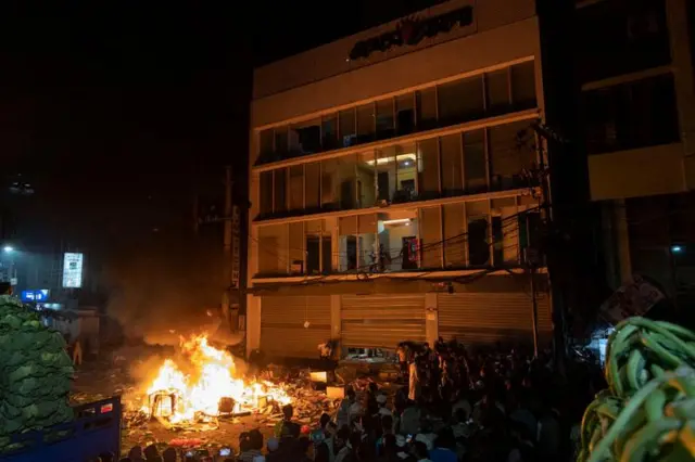 বৃহস্পতিবার রাতে প্রথম আলো অফিসে আগুন দেওয়া হয়