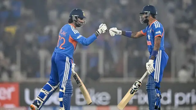 तिलक वर्मा और हार्दिक पांड्या (दाएं) ने भारत का स्कोर रन पर पहुंचाया