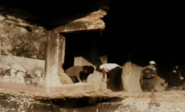 ধানমন্ডি ৩২ নম্বরের ভাঙা বাড়িটিই আবার ভাঙছন হামলাকারীরা