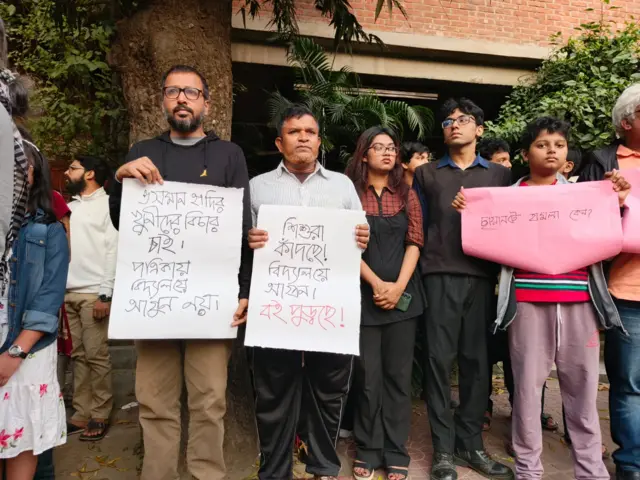 প্ল্যাকার্ড হাতে ছায়ানটের শিক্ষক, শিক্ষার্থীরা