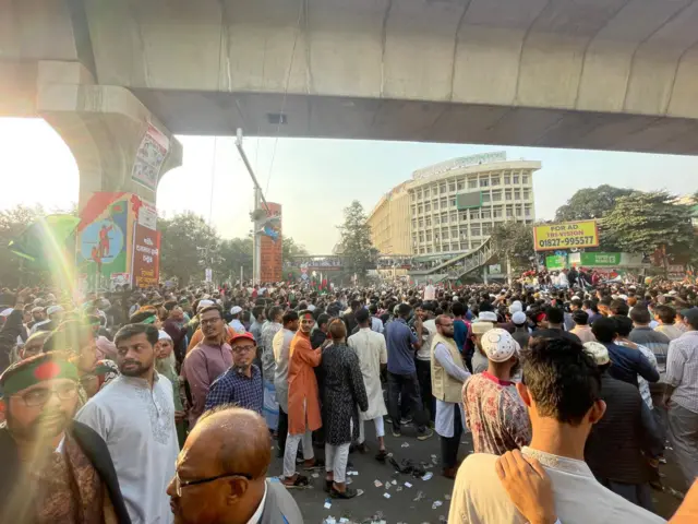 বিক্ষোভকারীরা কোনো রাজনৈতিক বা সাংগঠনিক পরিচয় ব্যবহার করেননি।