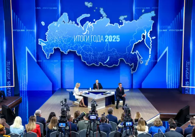 Вид на студию с Путиным.