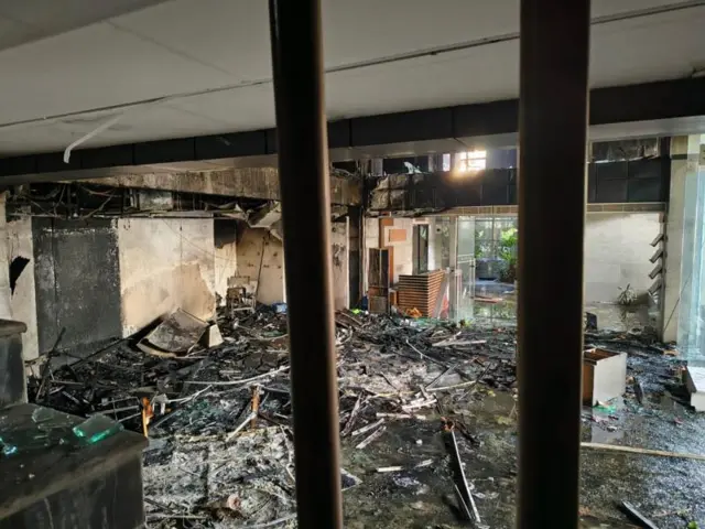 বৃহস্পতিবার রাতে প্রথম আলো ও ডেইলি স্টার পত্রিকা অফিসে ভাঙচুর-লুটপাট চালানো হয়