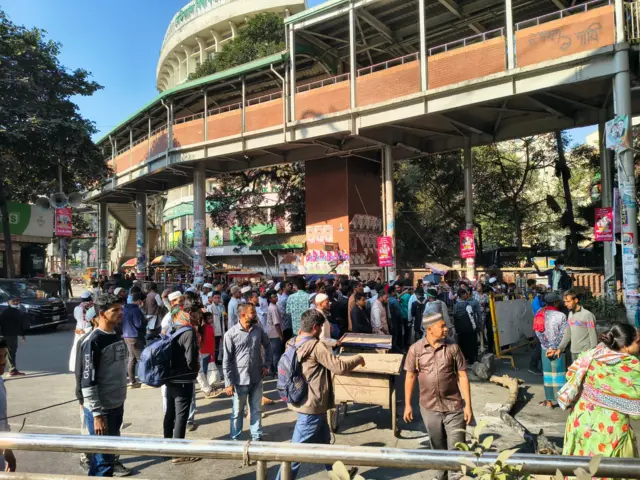 কোনো রাজনৈতিক ব্যানারে নয়, বরং ব্যক্তিগত অবস্থান থেকে শাহবাগ এসেছেন বলে উল্লেখ করেন শাহবাগে জড়ো হওয়া ব্যক্তিরা