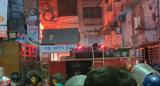 উদীচী কার্যালয়ে আগুন নিয়ন্ত্রণে ফায়ার সার্ভিস