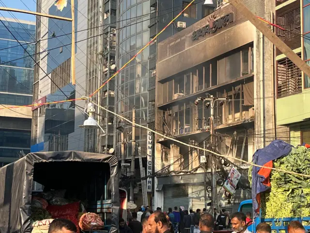 শুক্রবার সকালেও প্রথম আলোর পুড়ে যাওয়া অফিস থেকে ধোঁয়া বের হতে দেখা যায়