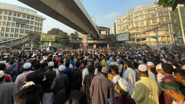 বিভিন্ন এলাকা থেকে বিক্ষোভকারীরা এসে শাহবাগে যোগ দেন