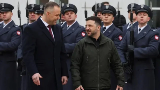 Зеленский и Навороцкий осматривают почетный караул у президентского дворца