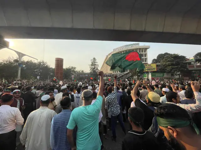 হাদি হত্যার বিচার প্রক্রিয়ার রূপরেখা ঘোষণা না করা পর্যন্ত কর্মসূচি অব্যাহত রাখার ঘোষণা দিয়েছেন আন্দোলনকারীরা