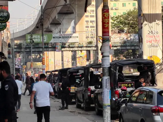 ডেইলি স্টার কার্যালয়ের সামনে র‍্যাবের গাড়ি