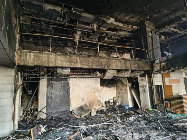 ডেইলি স্টারের নিচতলা ও দোতলা আগুনে পুরোপুরি পুড়ে গেছে