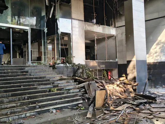 ডেইলি স্টারের অফিসের সামনে ছড়িয়ে ছিটিয়ে আছে ধ্বংসস্তূপ