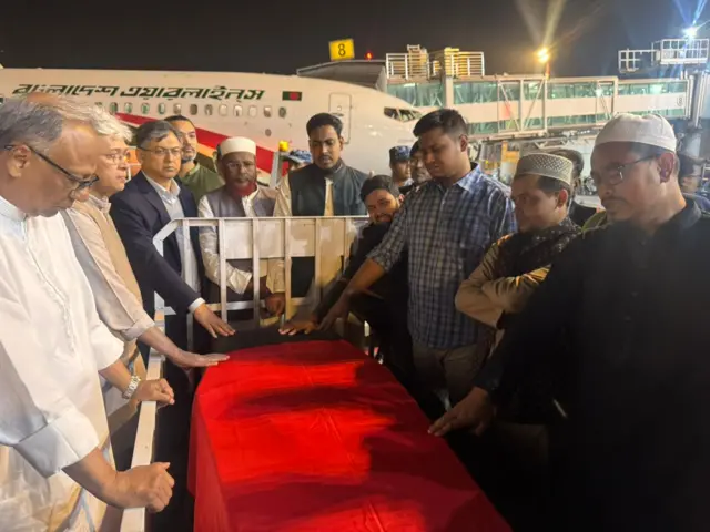 শুক্রবার সন্ধ্যায় বিমানবন্দরে পৌঁছায় ওসমান হাদির মরদেহ