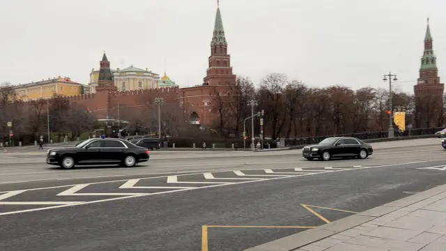 Кортеж с мигалками на фоне московского Кремля.