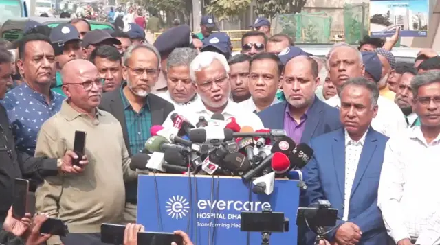 খালেদা জিয়ার ব্যক্তিগত চিকিৎসক ও বিএনপির স্থায়ী কমিটির সদস্য এ জেড এম জাহিদ হোসেন সাংবাদিকদের ব্রিফ করেন