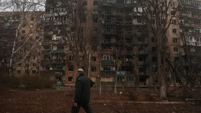 Поврежденная и обгоревшая многоэтажка