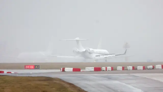 Самолет на взлетной полосе в тумане