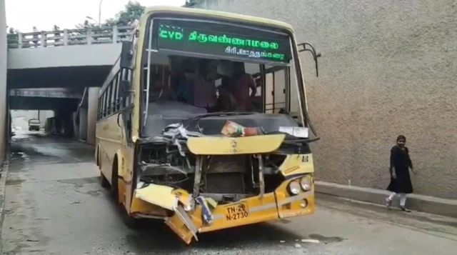 கிருஷ்ணகிரியில் இரண்டு அரசுப் பேருந்துகள் நேருக்கு நேர் மோதி விபத்து