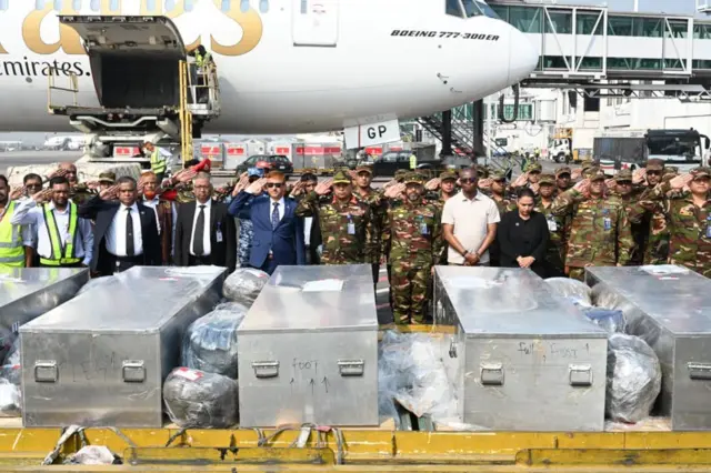 নিহত সেনা সদস্যদের প্রতি বিমানবন্দরে সম্মান জানান সেনা কর্মকর্তারা