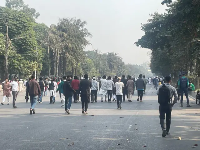 ওসমান হাদির জানাজায় অংশ নিতে বিভিন্ন এলাকা থেকে আসছে মানুষ