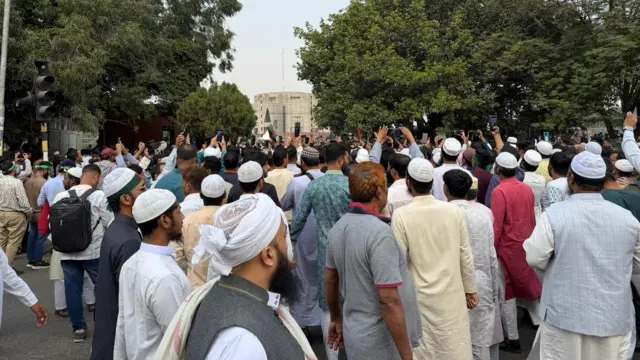 ওসমান হাদির জানাজায় অংশ নিয়েছেন বিভিন্ন শ্রেণি-পেশার মানুষ