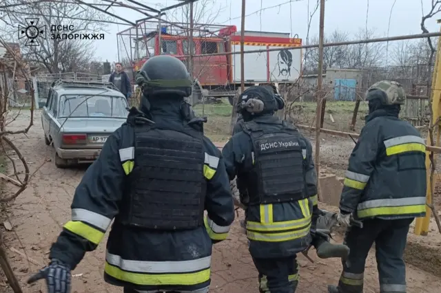спасители несут носилка