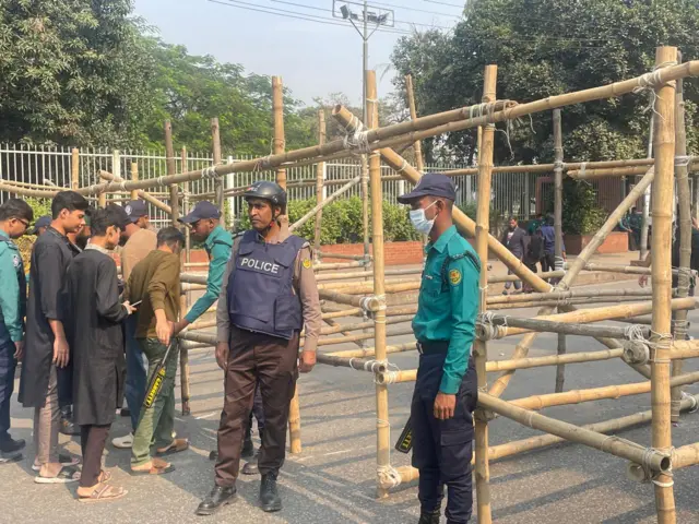 তল্লাশি ছাড়া সংসদ ভবন এলাকায় কাউকে ঢুকতে দিচ্ছে না পুলিশ
