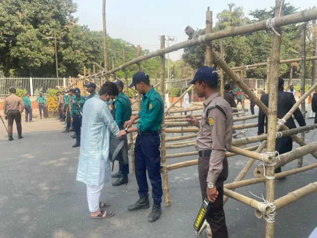 এক ব্যক্তিকে তল্লাশি করছে পুলিশ