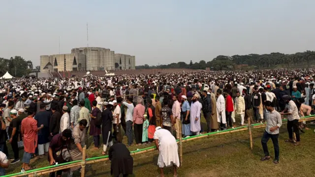 জানাজায় অংশ নিতে সংসদ ভবনের সামনের মাঠ ও মূল সড়কে জড়ো হয়েছেন অসংখ্য মানুষ