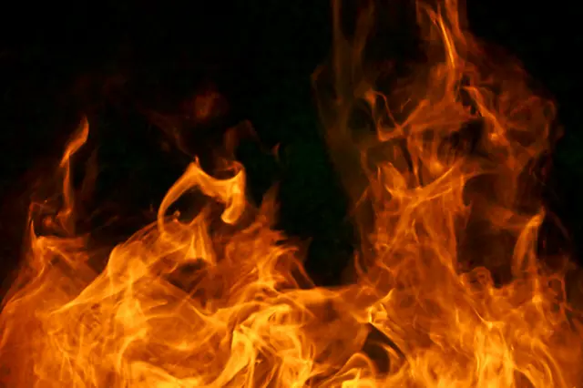 ঘটনাস্থলে গিয়ে আগুন নিয়ন্ত্রণে আনে ফায়ার সার্ভিস