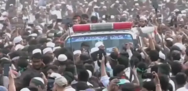 জানাজা শেষে ওসমান হাদির মরদেহ ঢাকা বিশ্ববিদ্যালয়ে নিয়ে যাওয়া হচ্ছে