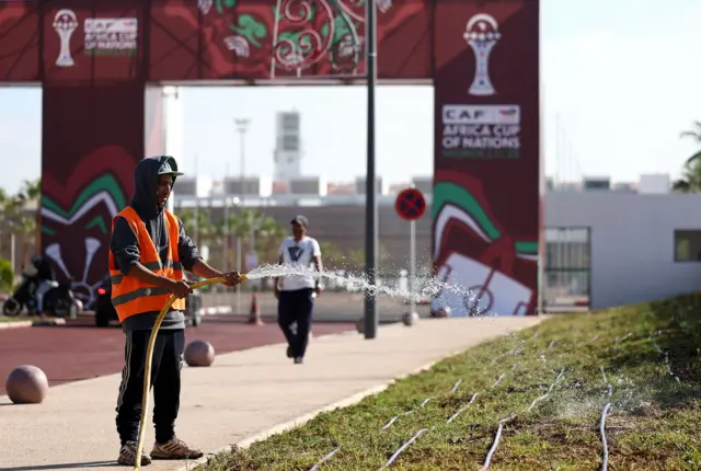 عامل يسقي النباتات في استاد أغادير الكبير بمدينة أغادير المغربية، عشية انطلاق بطولة كأس الأمم الأفريقية لكرة القدم.