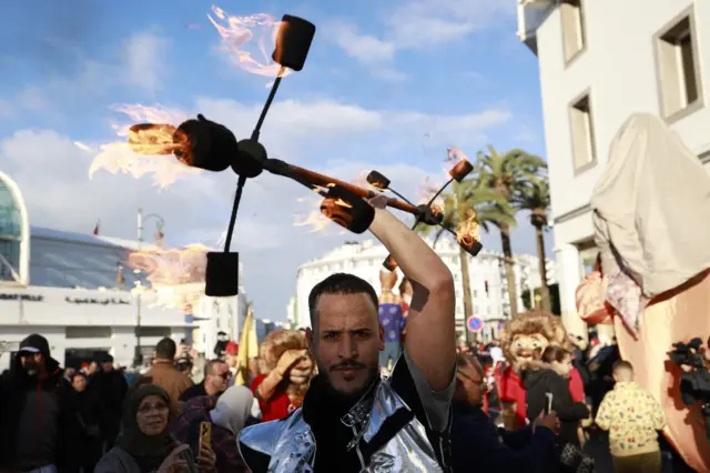 يتوجه المشجعون والفنانون في موكب إلى منطقة المشجعين في الرباط، المغرب، في 20 ديسمبر 2025، قبل انطلاق بطولة كأس الأمم الأفريقية لكرة القدم