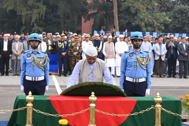 শ্রদ্ধা জানাচ্ছেন প্রধান উপদেষ্টা অধ্যাপক মুহাম্মদ ইউনূস
