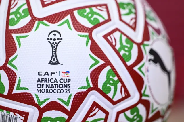 تظهر الكرة الرسمية في صورة التُقطت خلال مؤتمر صحفي في استاد الأمير مولاي عبد الله بالرباط، المغرب، في 20 ديسمبر 2025