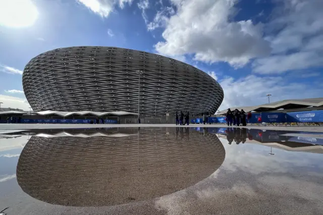 يظهر استاد الأمير مولاي عبد الله في الرباط، المغرب، منعكساً على سطح الماء، قبيل انطلاق بطولة كأس الأمم الأفريقية لكرة القدم