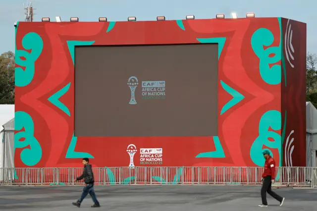 وضع العمال اللمسات الأخيرة على منطقة المشجعين في حي السويسي بالرباط، المغرب، في 20 ديسمبر/كانون الأول 2025، استعداداً لانطلاق بطولة كأس الأمم الأفريقية لكرة القدم.