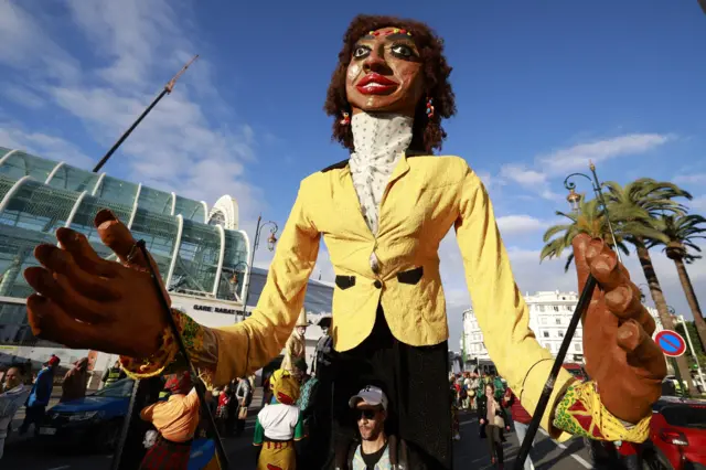 يتوجه المشجعون والفنانون في موكب إلى منطقة المشجعين في الرباط، المغرب، قبل انطلاق بطولة كأس الأمم الأفريقية لكرة القدم.