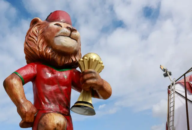 يظهر "الأسد"، التميمة الرسمية للبطولة، في الرباط، المغرب، بتاريخ 20 ديسمبر/كانون الأول 2025، قبيل انطلاق بطولة كأس الأمم الأفريقية لكرة القدم