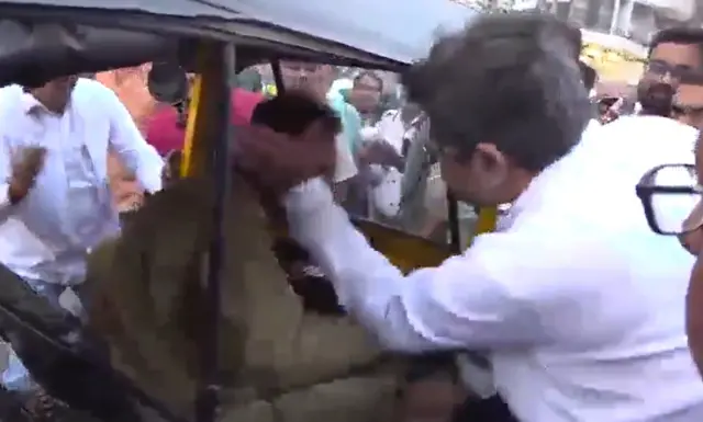 पराग शाह रिक्शा चालक को थप्पड़ मारते हुए