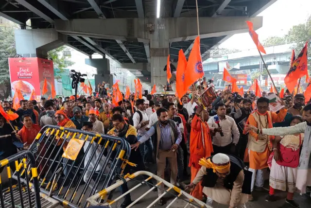 কলকাতায় পুলিশের ভেঙে ফেলছে বিক্ষোভকারীরা