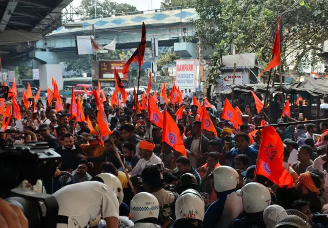 অসংখ্য লাল পতাকা হাতে বিক্ষোভকারীদের অবস্থান