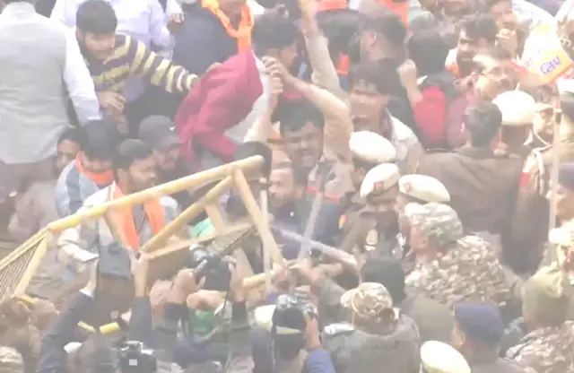 दिल्ली में बांग्लादेश उच्चायोग के बाहर प्रदर्शन