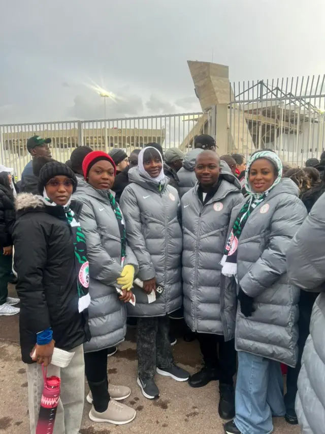 Group of fans pose for di camera