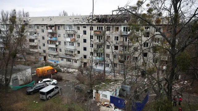 Поврежденная пятиэтажка сфотографирована издали